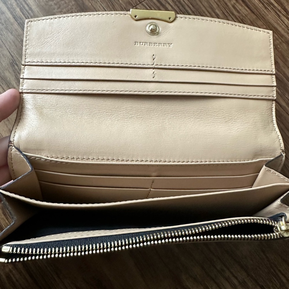 GORGEOUS BURBERRY wallet - Picture 6 of 8